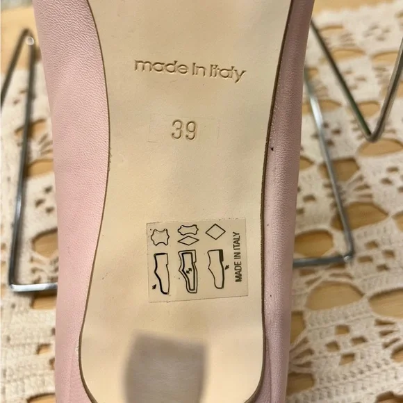 GORGEOUS BARNEYS NEW YORK Italian leather neutral pumps size 8 - Picture 5 of 7